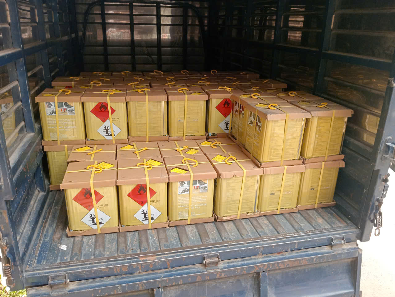 Dự án KCN Quang Châu | Keo vàng NANOFLEX Dự án tại KCN Quang Châu là một trong những công trình tiêu biểu sử dụng keo vàng NANOFLEX – dòng keo dán bảo ôn chuyên dụng, đáp ứng yêu cầu khắt khe trong thi công HVAC. 🏗️ Tổng quan dự án KCN Quang Châu Địa điểm: KCN Quang Châu Hạng mục: Thi công hệ thống điều hòa – thông gió (HVAC) Phạm vi cung cấp: Keo dán bảo ôn chuyên dụng 👉 Đây là dự án có yêu cầu cao về: Độ bám dính vật liệu Độ kín hệ thống Khả năng chịu nhiệt và độ bền lâu dài 🧪 Keo vàng NANOFLEX – Giải pháp kết dính tối ưu 🔹 Đặc điểm nổi bật Độ bám dính cực cao Chịu nhiệt tốt, phù hợp môi trường HVAC Không bong tróc theo thời gian Khô nhanh, giúp đẩy nhanh tiến độ thi công 🔹 Ứng dụng trong dự án Keo vàng NANOFLEX được sử dụng cho: Dán bảo ôn cao su lưu hóa Liên kết các mối nối bảo ôn Gia cố các vị trí dễ bong tróc 👉 Đảm bảo toàn bộ hệ thống được thi công chắc chắn, kín khít và ổn định. ⚙️ Giải pháp thi công thực tế 📌 Thi công nhanh – chuẩn kỹ thuật Keo dễ thi công, tiết kiệm thời gian Tăng hiệu suất làm việc cho đội ngũ kỹ thuật 📌 Đảm bảo độ kín tuyệt đối Hạn chế rò rỉ nhiệt Tăng hiệu quả cách nhiệt 📌 Tối ưu chi phí vận hành Giảm thất thoát năng lượng Giảm chi phí bảo trì lâu dài 🌟 Hiệu quả mang lại cho dự án Sau khi hoàn thiện, hệ thống HVAC tại KCN Quang Châu đạt được: ✅ Độ bền cao Các mối dán chắc chắn Không bong tróc trong quá trình vận hành ✅ Hiệu suất ổn định Hệ thống cách nhiệt hoạt động hiệu quả Giảm hao hụt năng lượng ✅ Tối ưu tiến độ Thi công nhanh nhờ keo khô nhanh Đáp ứng đúng timeline dự án 🏆 Vai trò của keo dán trong hệ thống HVAC Trong nhiều công trình, keo dán bảo ôn thường bị xem là vật tư phụ, nhưng thực tế: 👉 Đây là yếu tố quyết định: Độ bền lớp bảo ôn Độ kín hệ thống Hiệu quả cách nhiệt lâu dài Việc lựa chọn keo vàng NANOFLEX giúp đảm bảo toàn bộ hệ thống vận hành ổn định và đạt tiêu chuẩn kỹ thuật cao. 🚀 Kết luận Dự án tại KCN Quang Châu là minh chứng cho việc: Lựa chọn vật tư đúng tiêu chuẩn Ứng dụng keo dán chất lượng cao Thi công đúng kỹ thuật 👉 Keo vàng NANOFLEX không chỉ giúp tăng độ bền mà còn góp phần nâng cao hiệu quả vận hành toàn bộ hệ thống HVAC. 📞 Liên hệ cung cấp keo NANOFLEX Bạn đang cần: Keo dán bảo ôn chất lượng cao Vật tư HVAC cho dự án Giải pháp thi công tối ưu 👉 Liên hệ ngay để được: Báo giá nhanh Hỗ trợ kỹ thuật Cung cấp hàng số lượng lớn