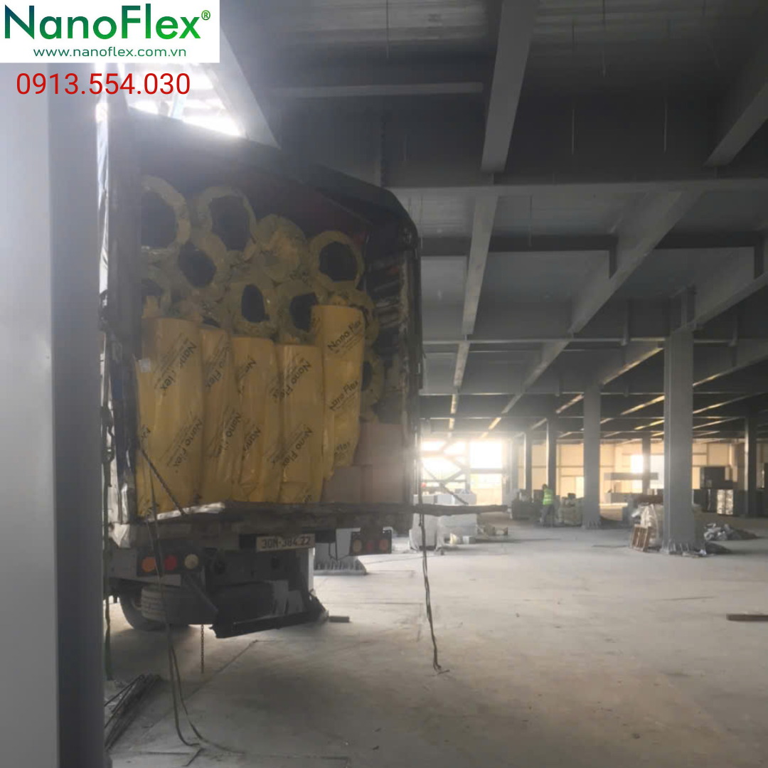 Bảo ôn cao su lưu hóa NanoFlex có keo F3 giúp cách nhiệt hiệu quả cho hệ thống HVAC nhà xưởng cơ khí.